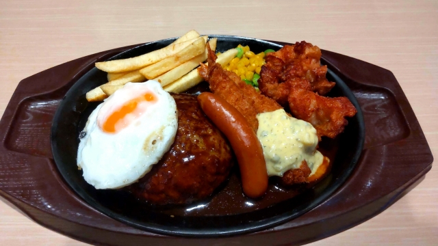 ガストのバイト面接対策記事のまとめ。採用後の仕事への期待感を高めるためのハンバーグの写真。