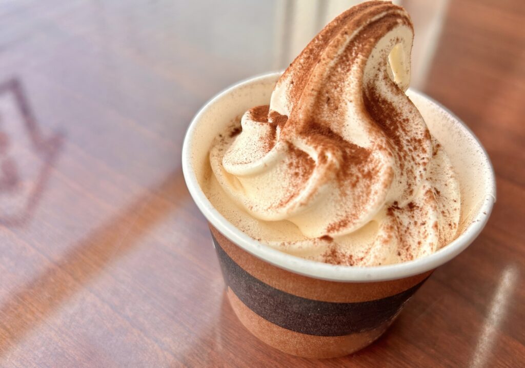 ミニストップで人気の高い期間限定スイーツ「フォンダンショコラ」のイメージ。濃厚なソフトクリームが温かいショコラにのった、バイトの調理工程や接客を象徴する商品の写真。