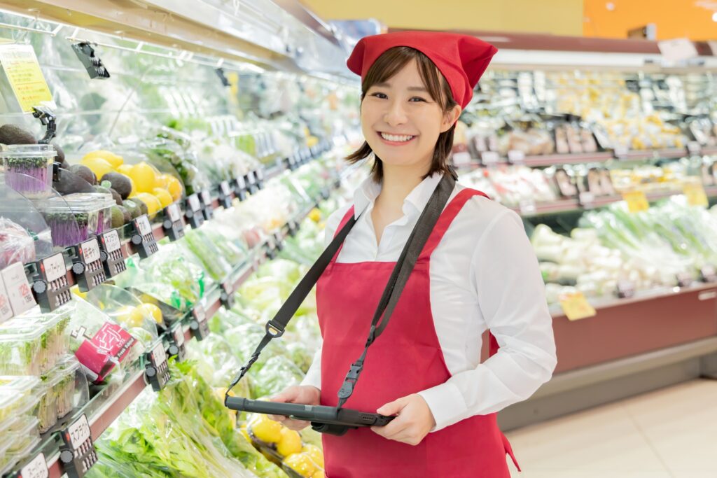 スーパーで品出しを担当する女性店員(主婦)の写真。品出しバイトの体験談と口コミ