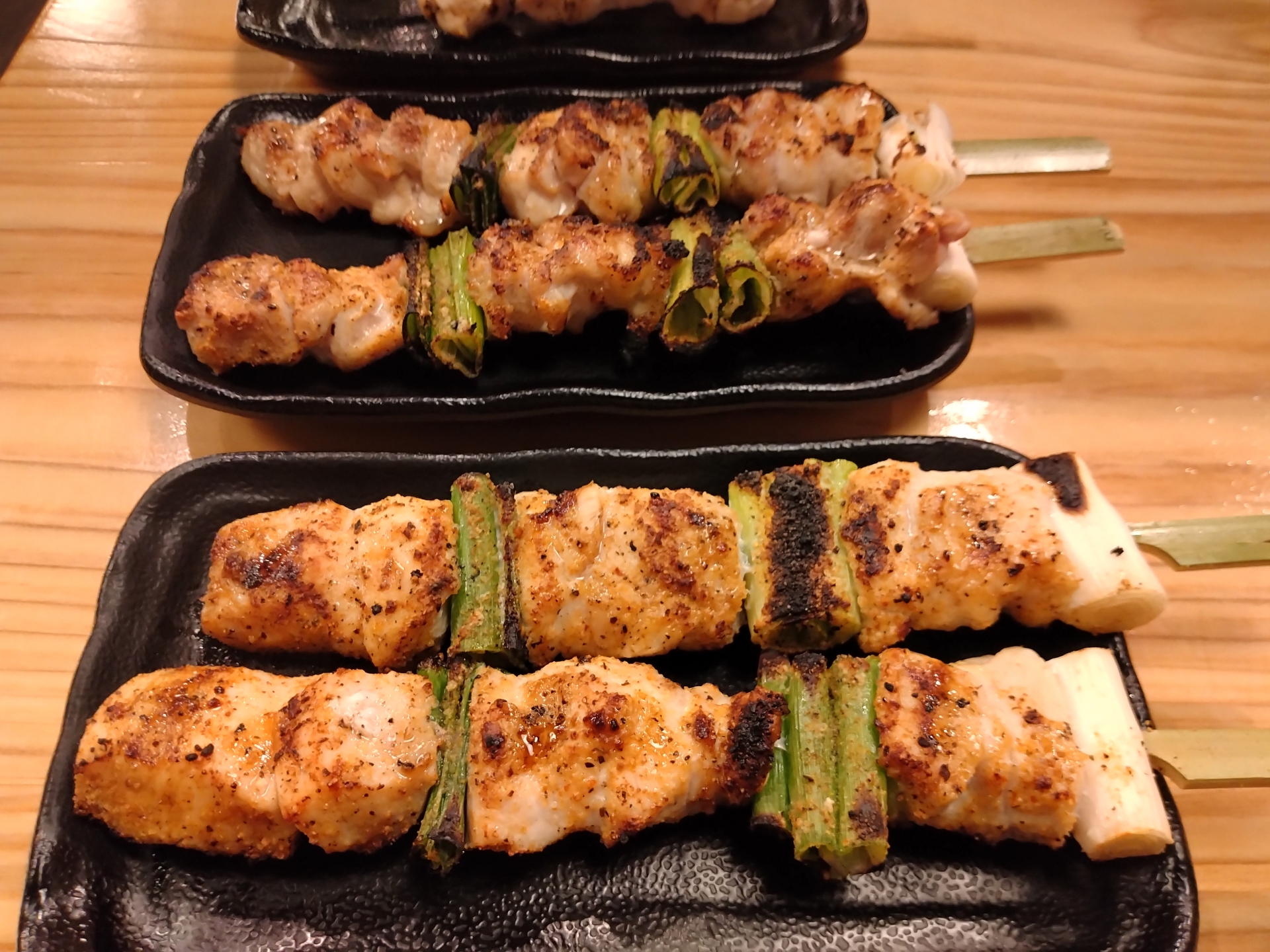 鳥貴族の名物メニューである大きな鶏串「貴族焼き」。鳥貴族のバイトは「きつい」のか「辞めたい」という口コミは本当なのかを徹底解説する記事のアイキャッチイメージ。