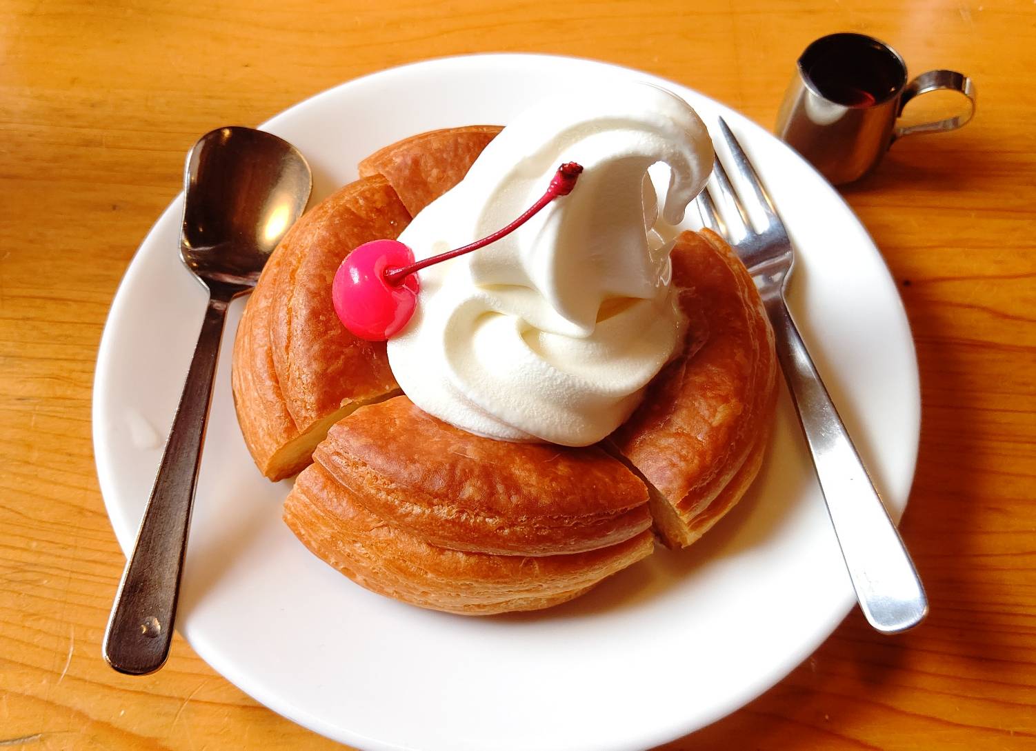 焼きたてのデニッシュパンの上にソフトクリームが乗った、コメダ珈琲店の看板メニュー「シロノワール」