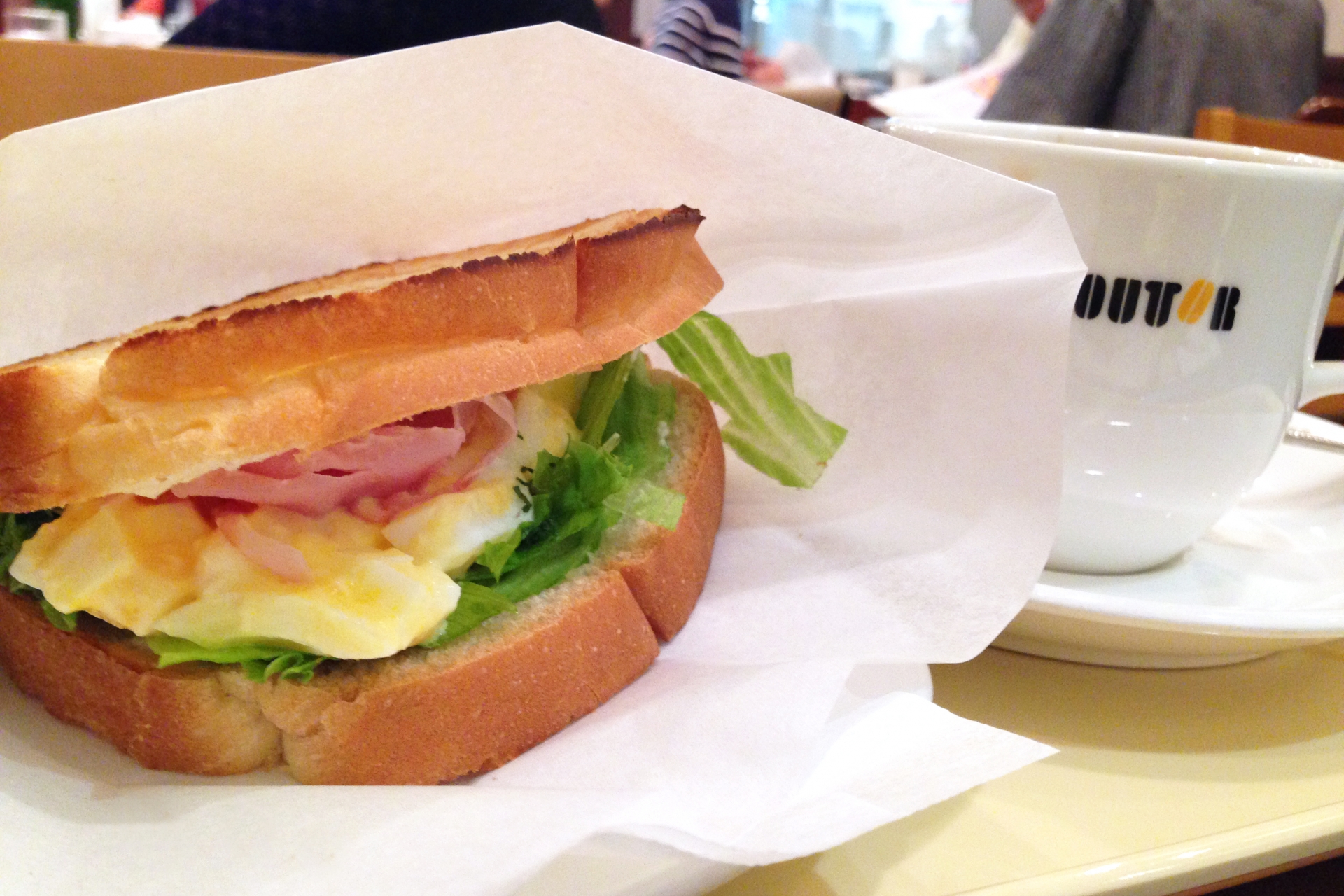 ドトールコーヒーのミラノサンドとブレンドコーヒーのセット画像。アルバイトの志望動機と面接対策を紹介する記事のアイキャッチ。