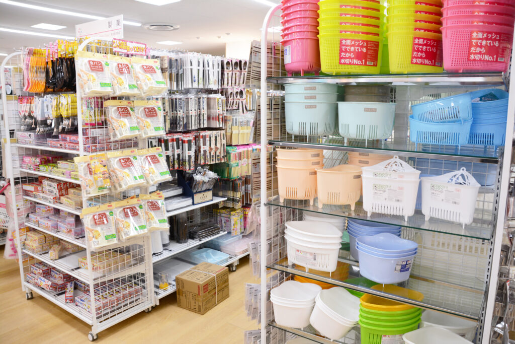 100均のバイトは「きつい」「もう辞めたい」って口コミ、実際どうなの？100円ショップの店内の様子。