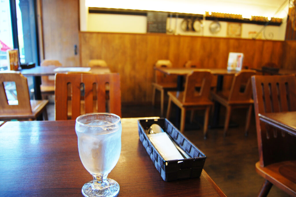 ファミレスのホールスタッフ