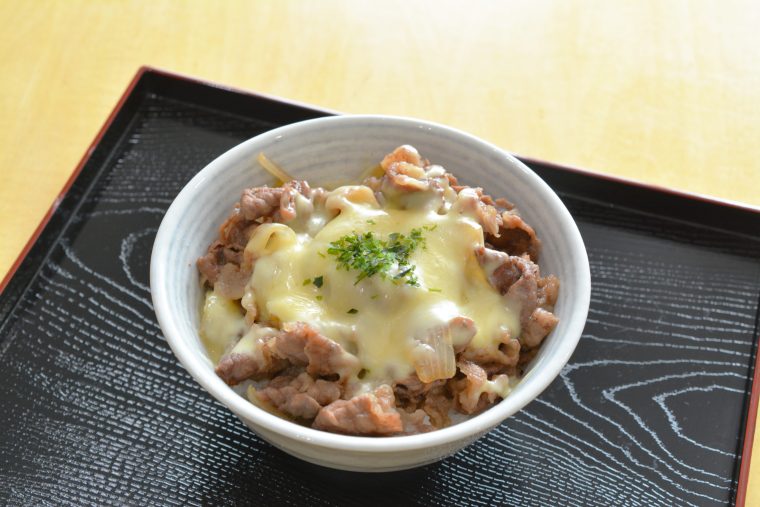 すき家のバイト面接で聞かれる質問や志望動機、服装マナーの解説記事アイキャッチ。すき家の人気メニューである、とろ〜り3種のチーズ牛丼の写真。