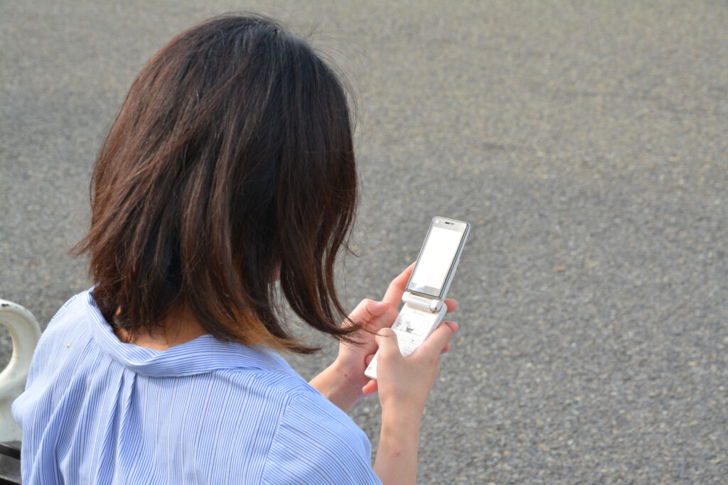 無印良品のバイトを辞める方法をスマホで調べたり、退職の意思を伝えるための準備をしたりしている女性。トラブルなく円満にスムーズに退職するための解決策を解説するセクションのイメージ。