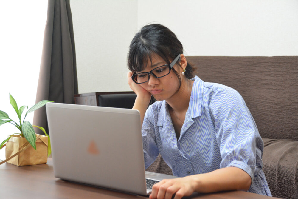 郵便局の仕分けバイトを経験した人のリアルな口コミ。郵便局のイラスト。