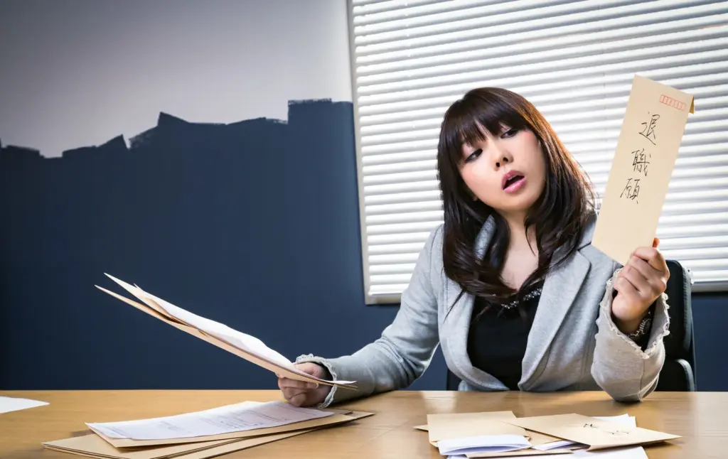 コールセンターのバイトを辞めたい時にトラブルなく退職する方法。退職願いを持つ女性管理職(SV)の写真。