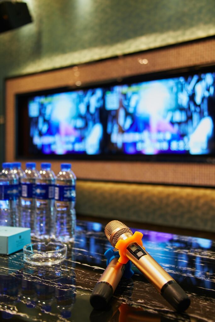 カラオケ店スタッフ